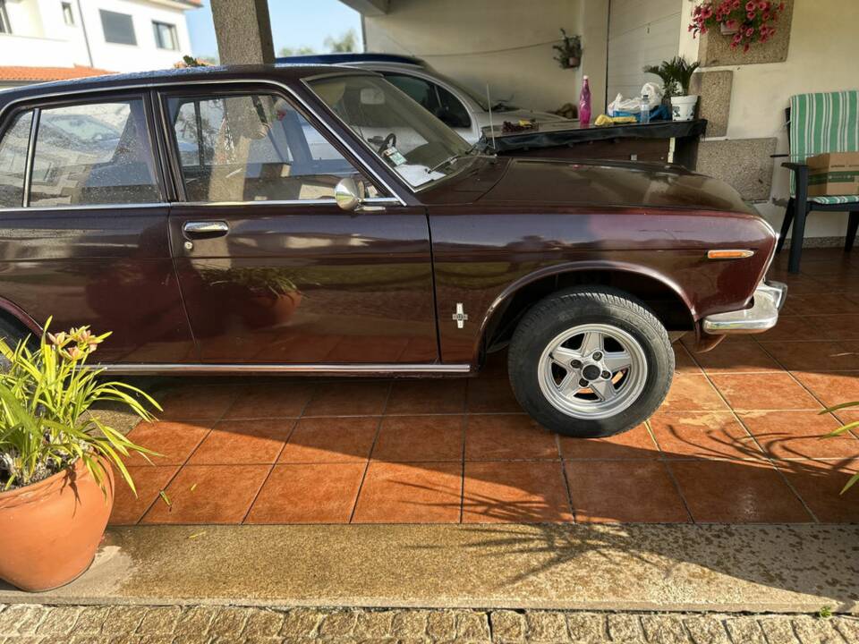 Image 7/8 of Datsun 1600 SSS (1970)