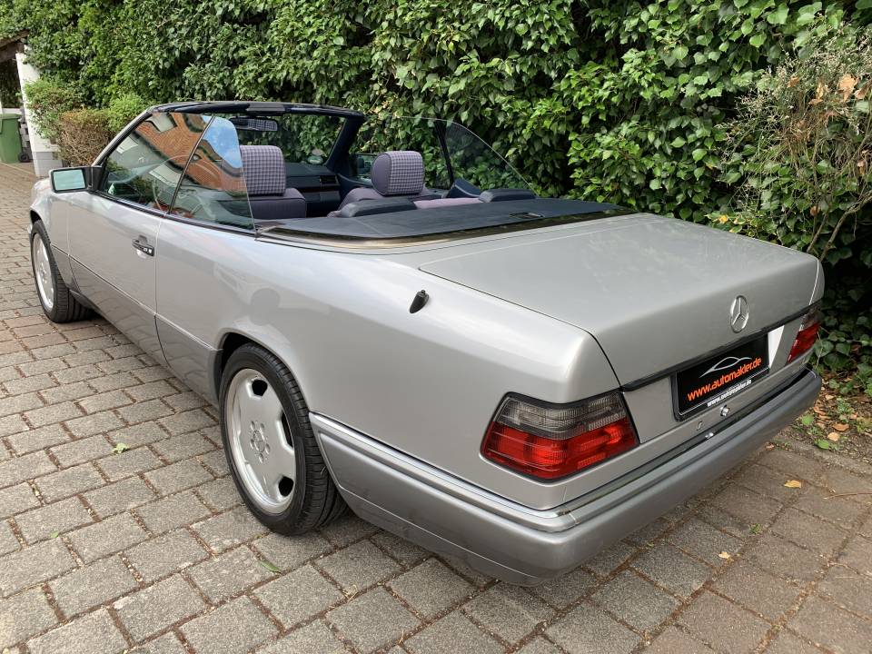 Image 13/22 de Mercedes-Benz E 200 (1995)