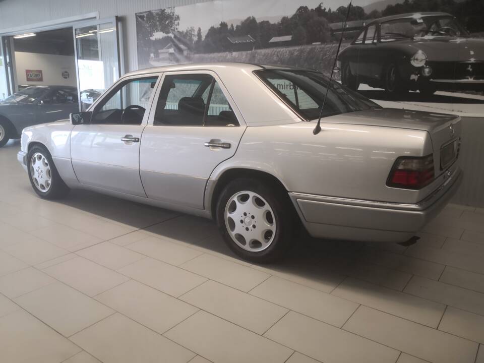Bild 10/19 von Mercedes-Benz E 420 (1994)