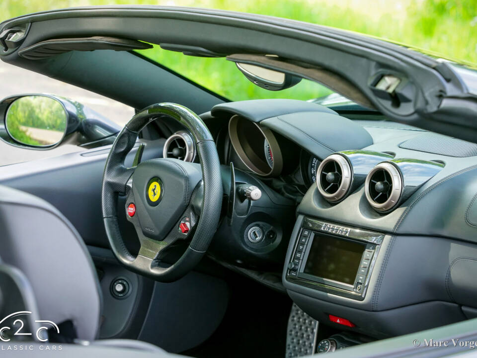 Image 54/85 de Ferrari California (2010)