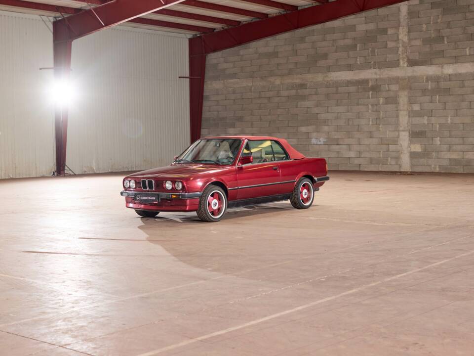 Image 17/45 of BMW 320i (1990)