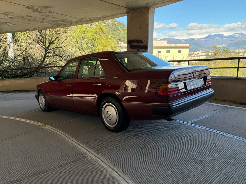 Image 14/50 of Mercedes-Benz E 200 (1993)