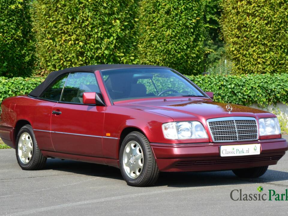 Bild 10/50 von Mercedes-Benz E 200 (1994)