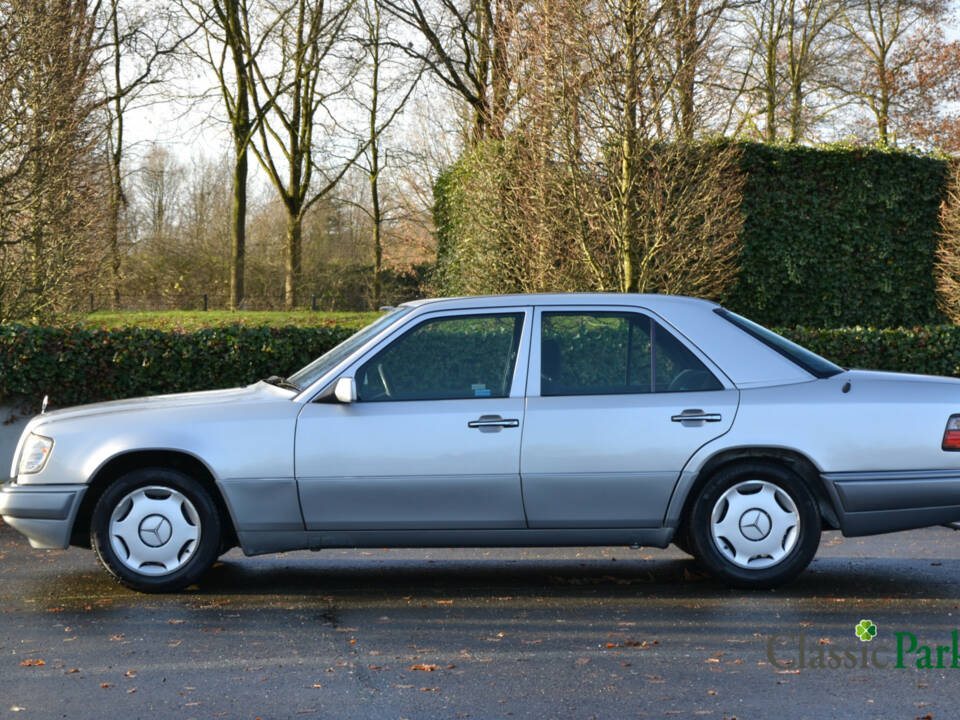 Image 2/39 of Mercedes-Benz 200 D (1993)