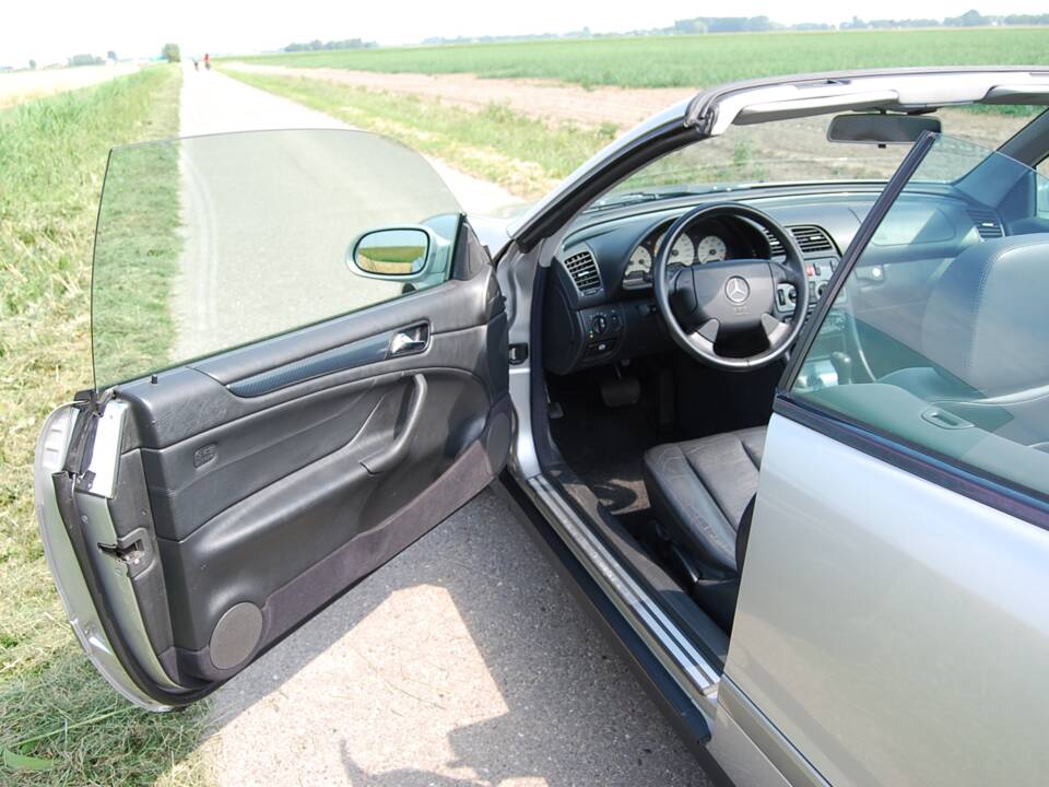 Image 24/46 of Mercedes-Benz CLK 200 (1999)