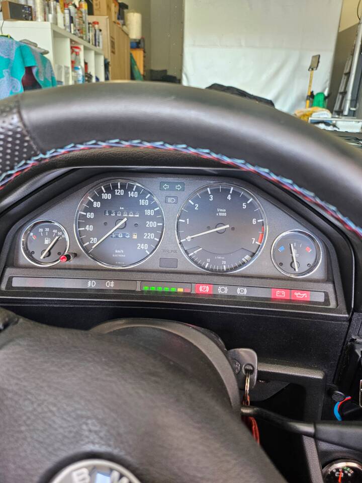 Immagine 49/67 di BMW 320i (1990)