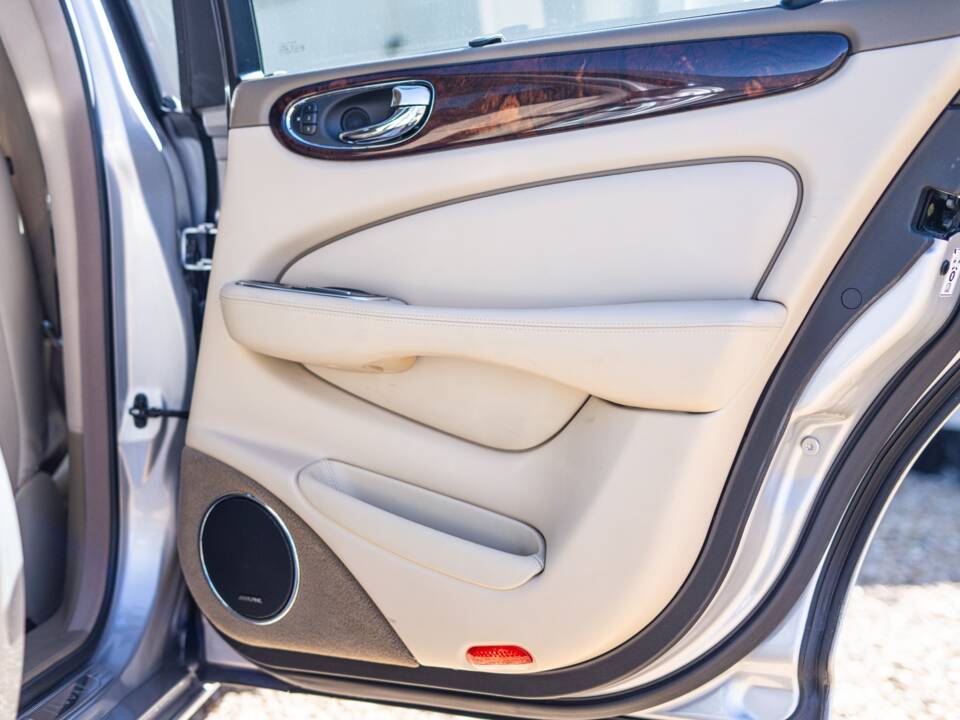 Image 35/50 of Jaguar XJ 8 4.2 (2003)