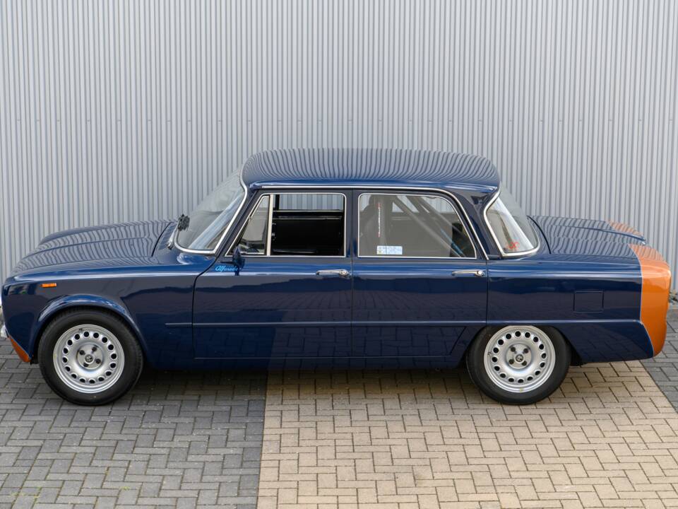 Image 2/56 of Alfa Romeo Giulia Nuova Super 1300 (1974)