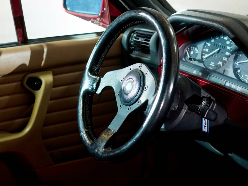 Image 35/45 of BMW 320i (1990)