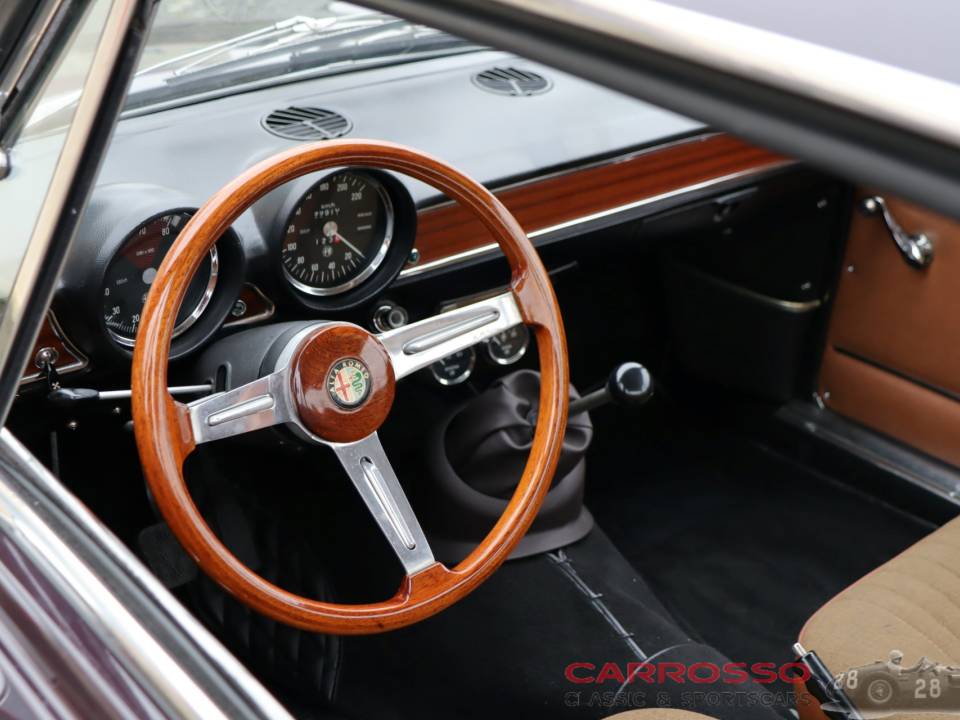 Immagine 13/40 di Alfa Romeo Giulia 1300 GT Junior (1972)