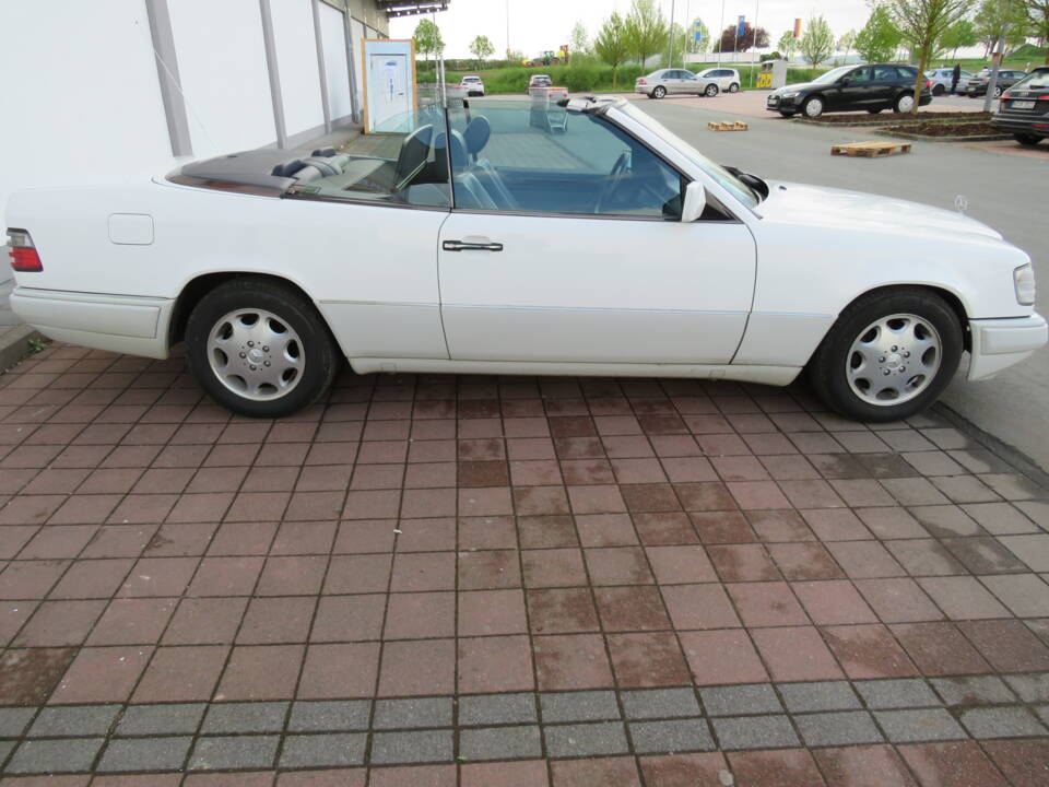 Image 4/5 of Mercedes-Benz E 220 (1994)