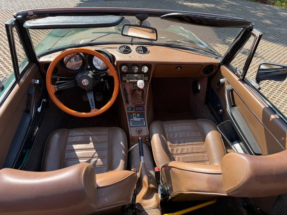 Bild 26/34 von Alfa Romeo 2.0 Spider (1985)