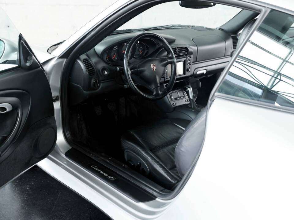 Image 18/50 of Porsche 911 Carrera 4S (2004)