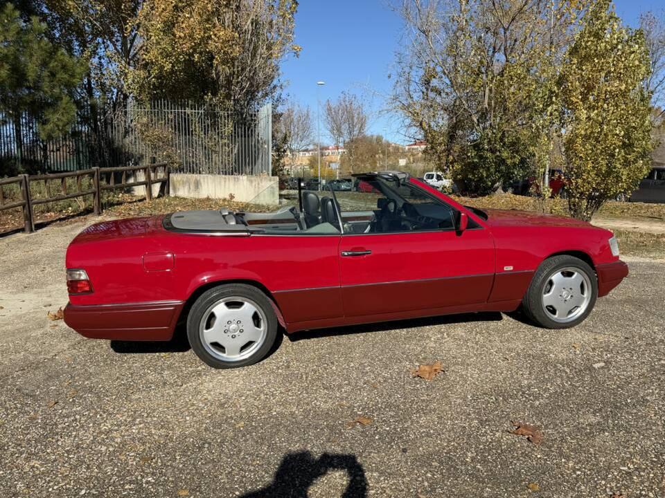 Bild 6/8 von Mercedes-Benz E 220 (1994)