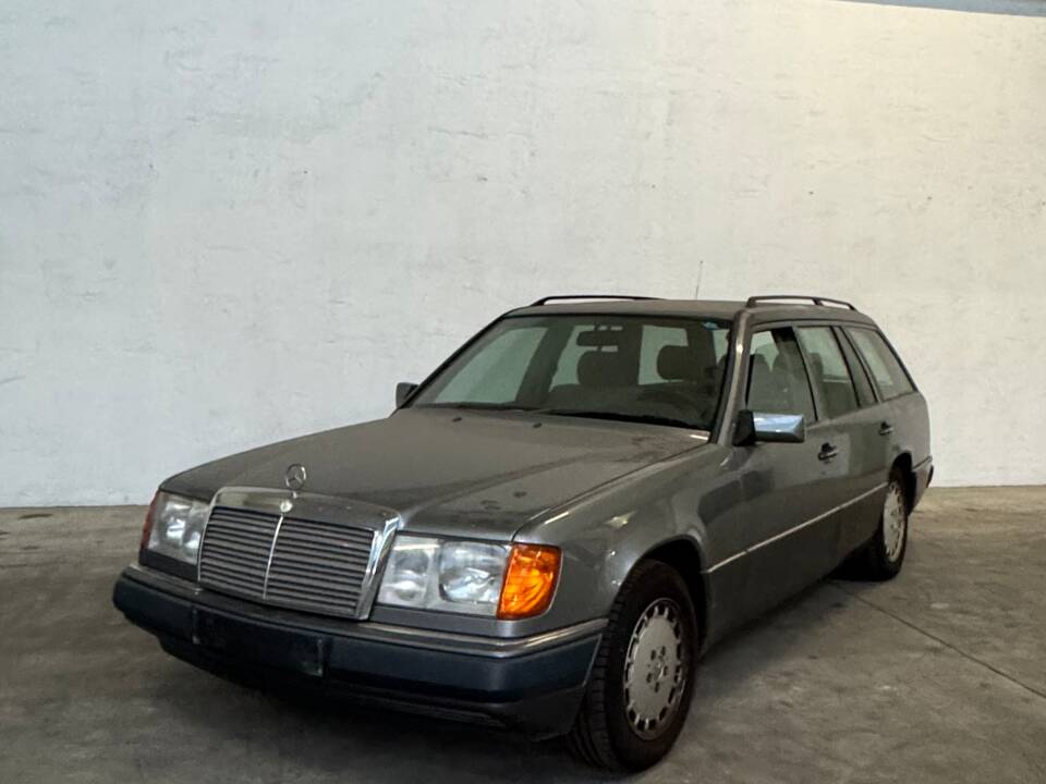 Imagen 7/81 de Mercedes-Benz 250 TD (1992)