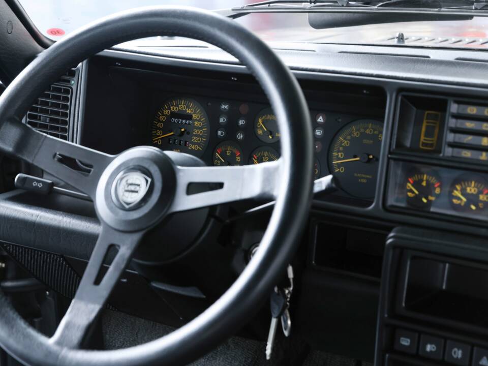 Image 43/50 of Lancia Delta HF Integrale (1988)