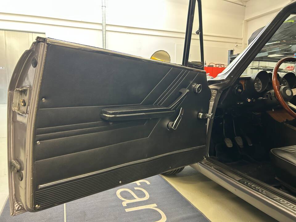 Image 9/35 de Alfa Romeo 2000 GT Veloce (1975)