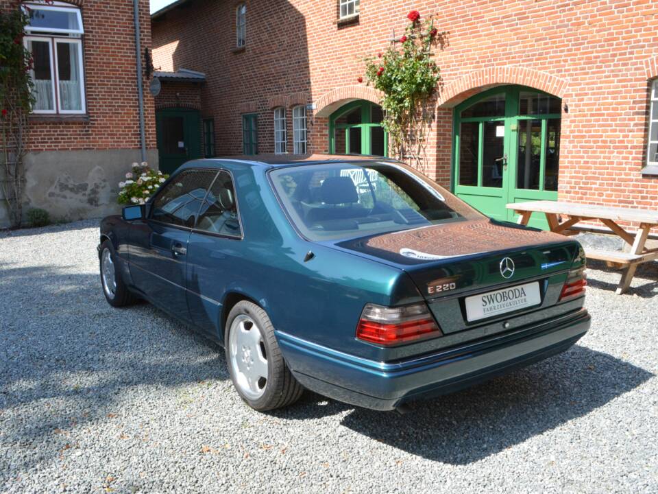 Immagine 4/15 di Mercedes-Benz E 220 (1996)
