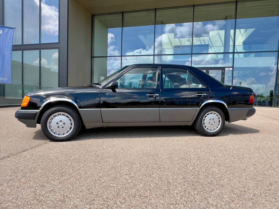 Immagine 1/36 di Mercedes-Benz 300 E 4-Matic (1989)