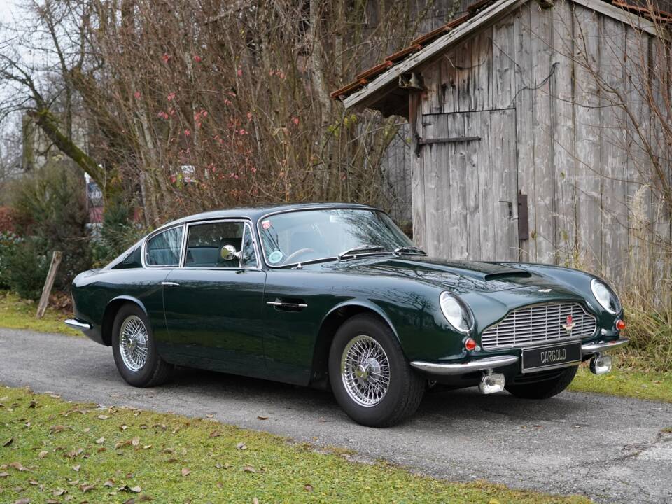 Image 1/22 de Aston Martin DB 6 Mk II (1970)