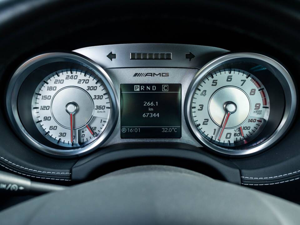 Image 21/32 of Mercedes-Benz SLS AMG (2011)