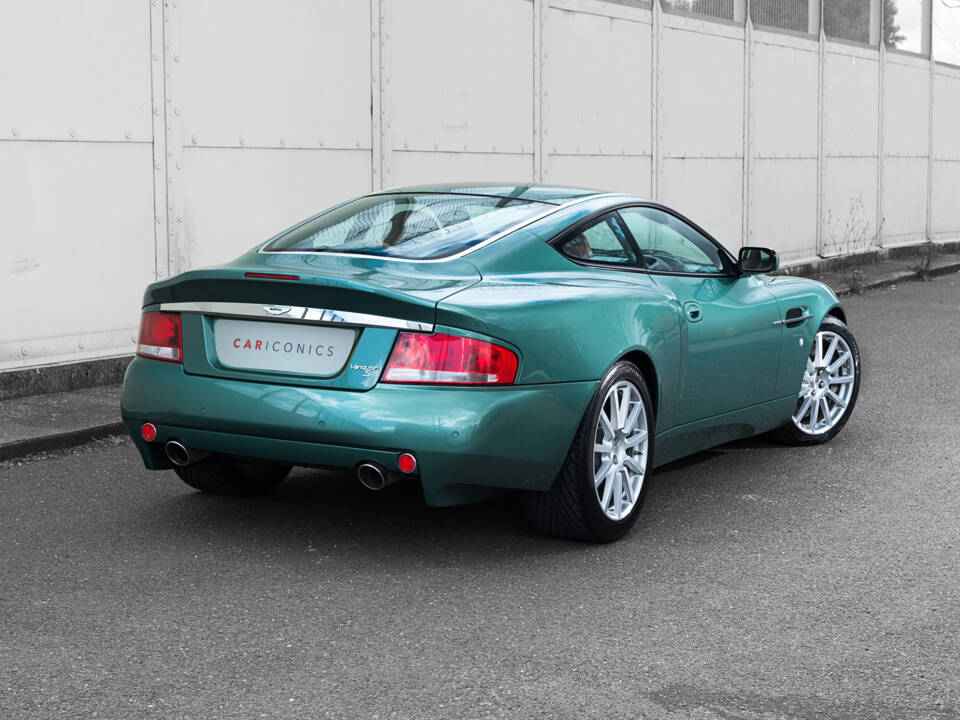 Imagen 6/21 de Aston Martin V12 Vanquish S (2004)