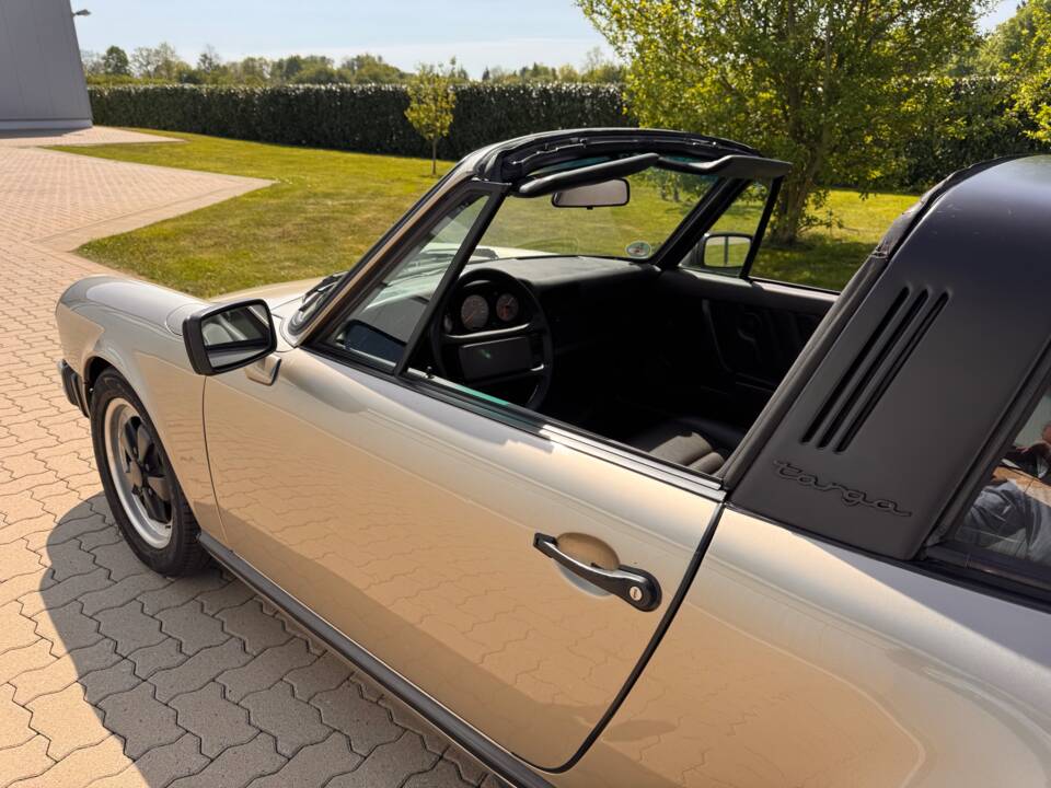 Image 35/88 of Porsche 911 Carrera 3.2 (1985)