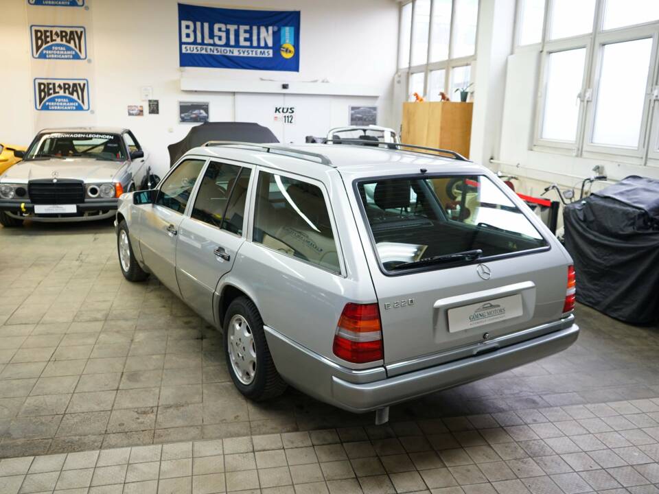Image 6/36 de Mercedes-Benz E 220 T (1993)
