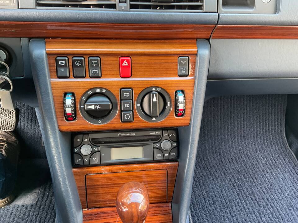 Image 60/149 of Mercedes-Benz 320 TE (1993)