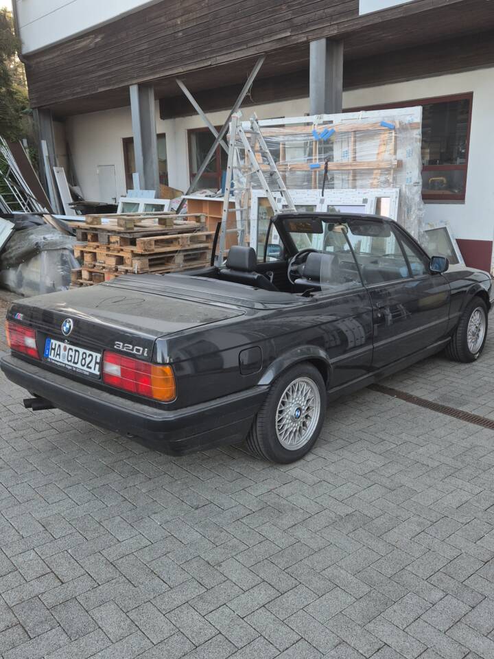 Image 2/4 of BMW 320i (1992)