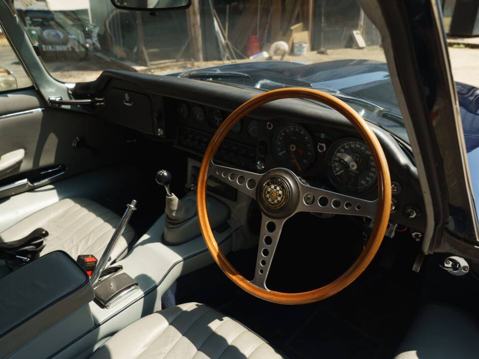 Image 22/35 de Jaguar E-Type (1968)