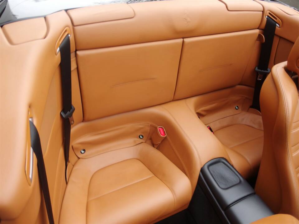 Image 57/99 of Ferrari California (2010)