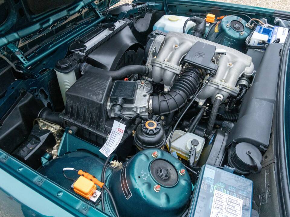 Image 16/50 of BMW 316i Touring (1993)