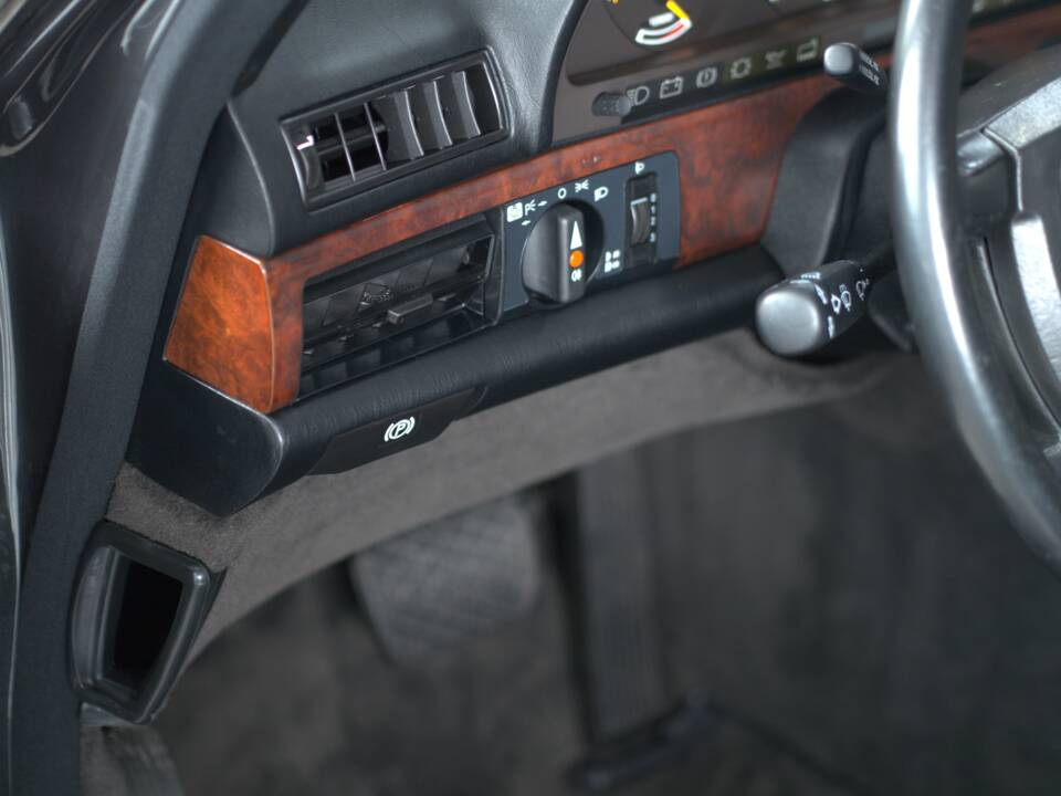 Image 35/52 of Mercedes-Benz 560 SEL (1988)
