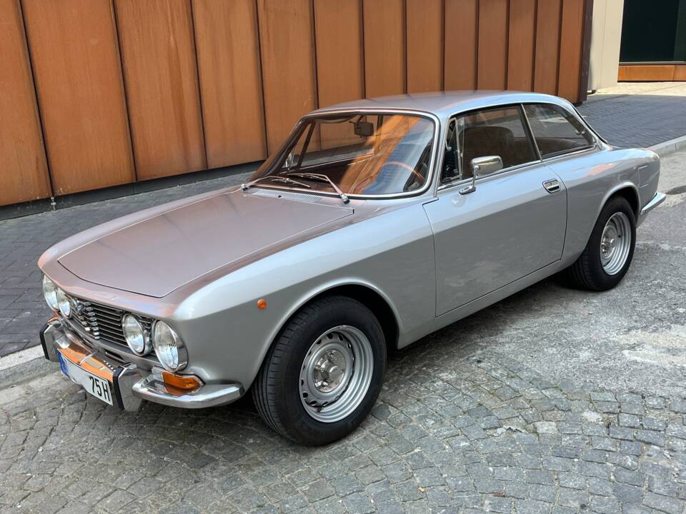 Image 4/50 of Alfa Romeo 2000 GT Veloce (1975)