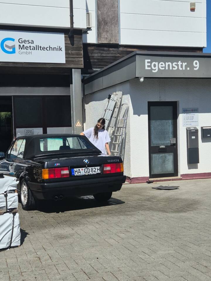 Image 4/4 of BMW 320i (1992)