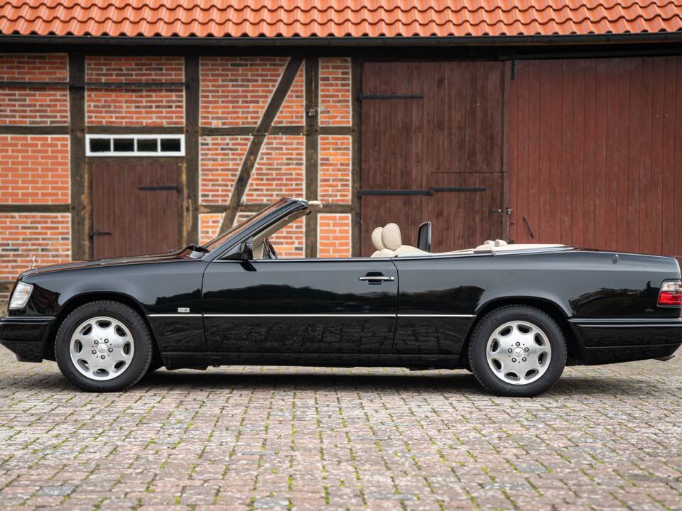 Image 12/83 de Mercedes-Benz E 220 (1996)