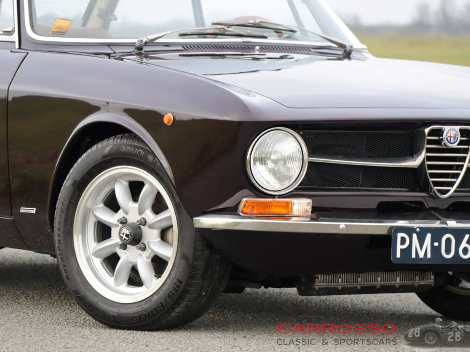 Immagine 16/40 di Alfa Romeo Giulia 1300 GT Junior (1972)