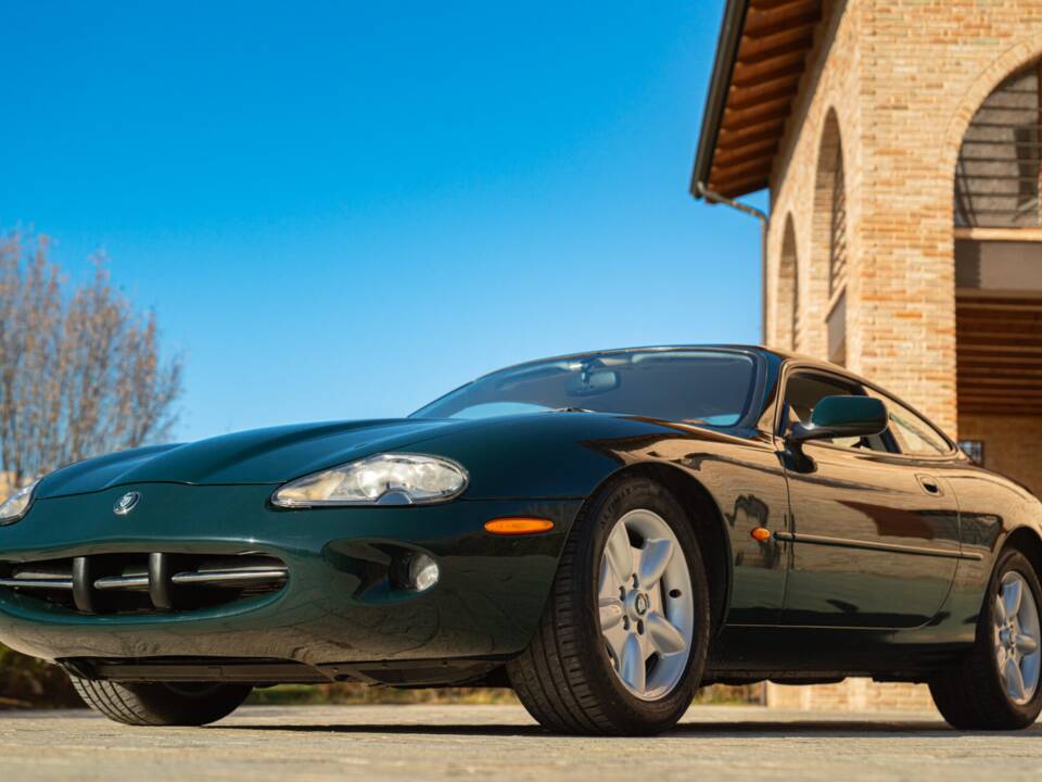 Image 1/50 de Jaguar XK8 4.0 (1998)