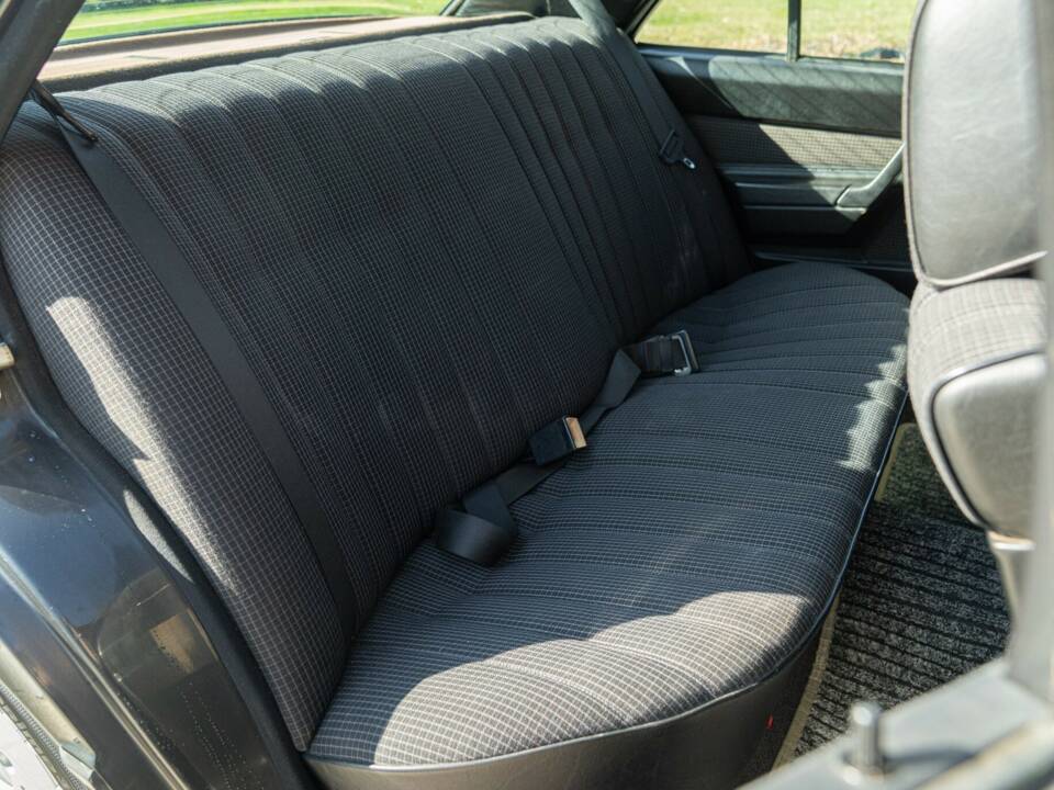 Obraz 28/50 pojazdu Mercedes-Benz 190 E (1988)