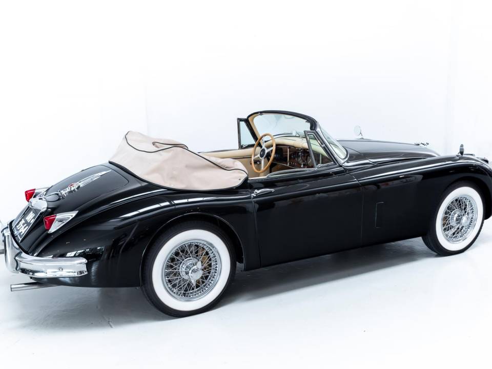 Image 4/36 of Jaguar XK 150 DHC (1957)