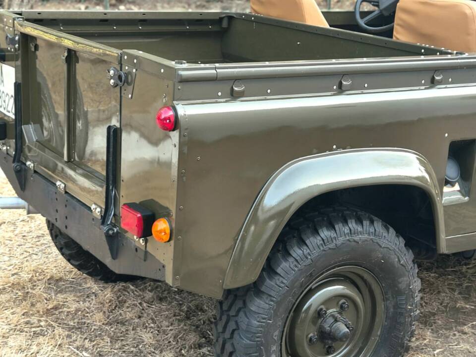 Image 2/25 of Land Rover 90 (1986)