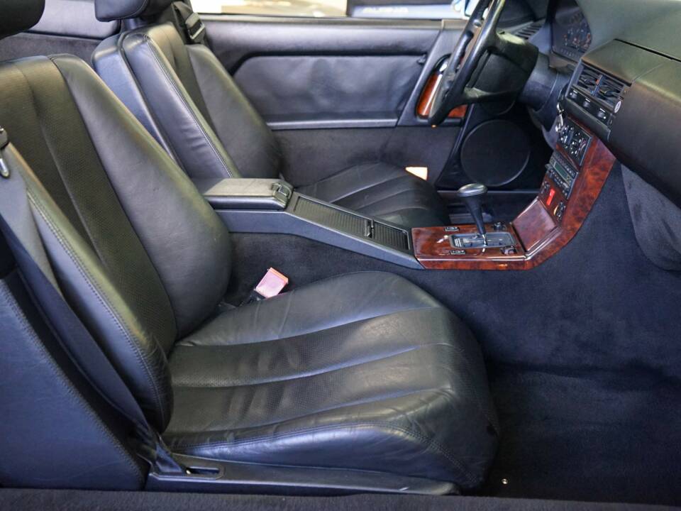 Image 18/38 of Mercedes-Benz 500 SL (1991)