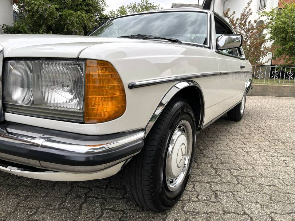 Image 9/24 de Mercedes-Benz 230 CE (1985)