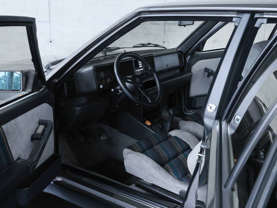 Image 21/50 of Lancia Delta HF Integrale (1988)
