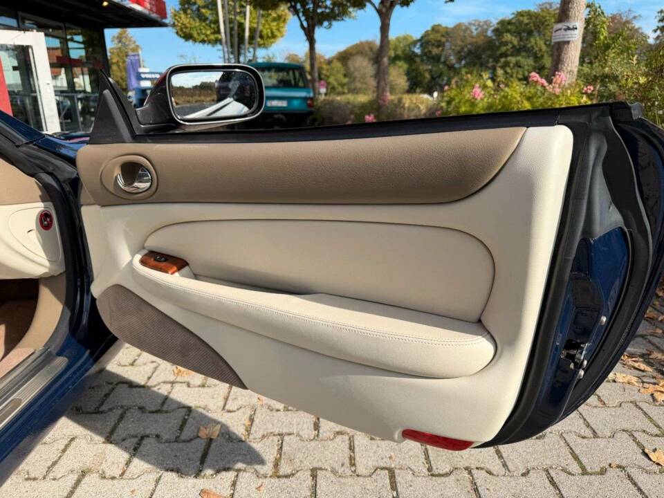 Image 19/35 of Jaguar XK8 4.0 (2002)
