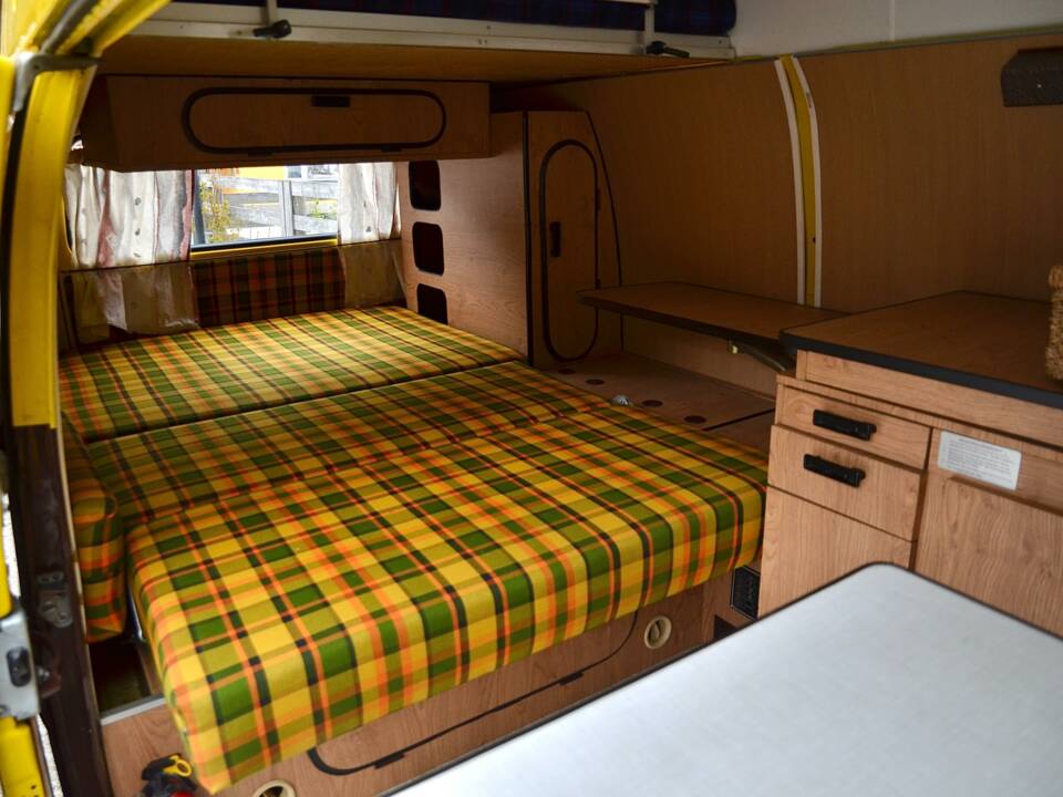 Image 17/18 of Volkswagen T2b panel van (1978)