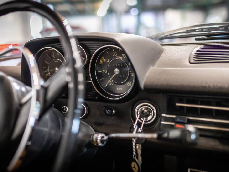 Afbeelding 13/19 van Mercedes-Benz 200 D (1968)