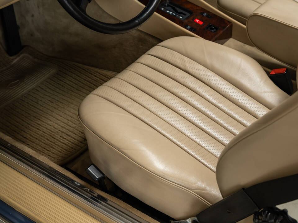 Image 23/40 of Mercedes-Benz 300 SL (1987)