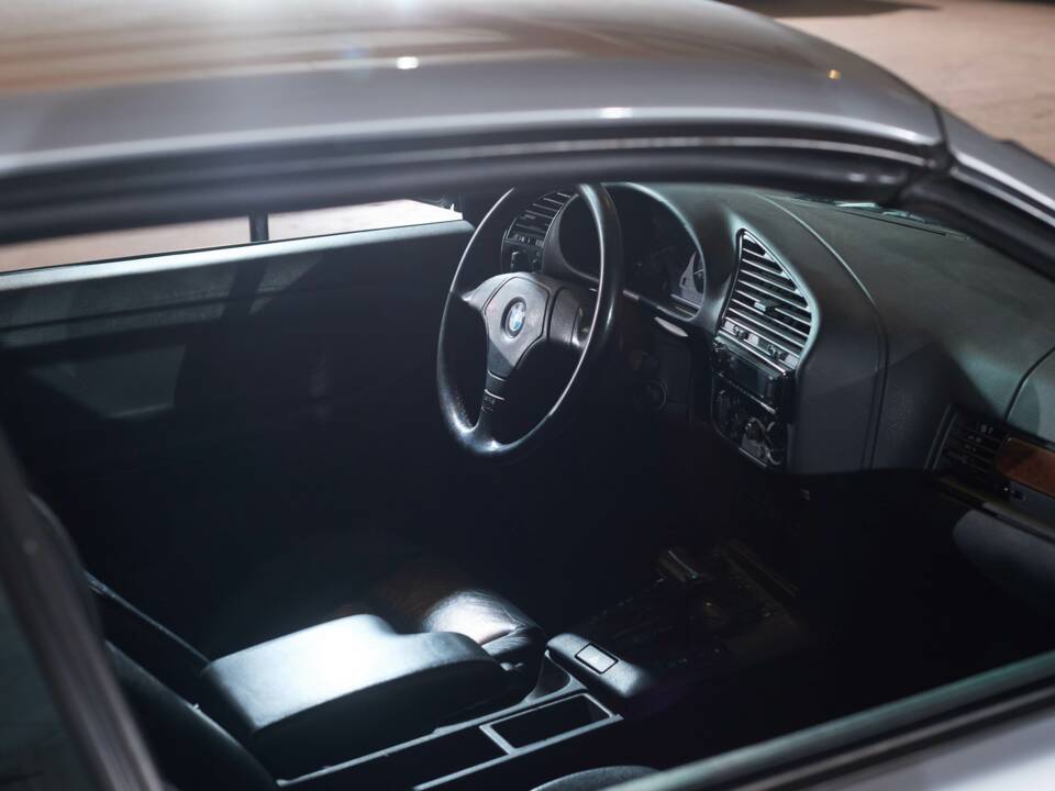 Immagine 17/27 di BMW 328i (1995)